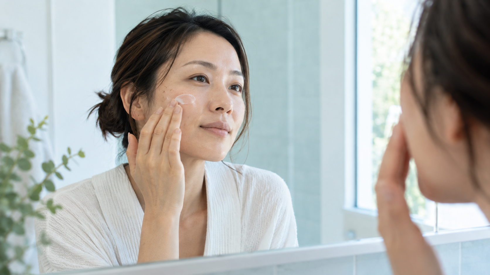 肌の乾燥状態を見ながら保湿アイテムをなじませる女性のイメージ