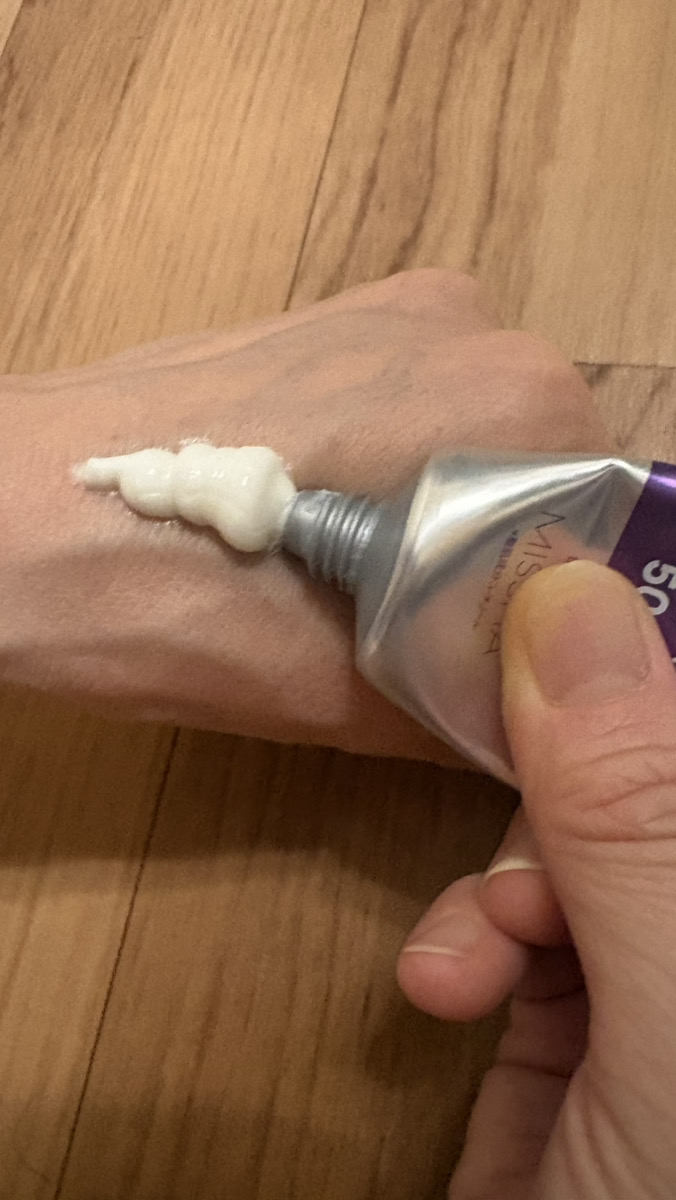 ミシャ レチ500ショットクリームを手の甲に出した状態