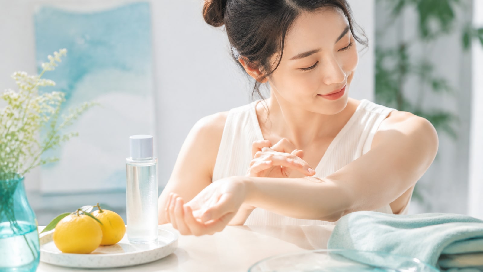 ゆず化粧水を腕の内側で試す女性のイメージ