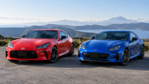 赤いGR86とWRブルーのBRZを比較したイメージ画像