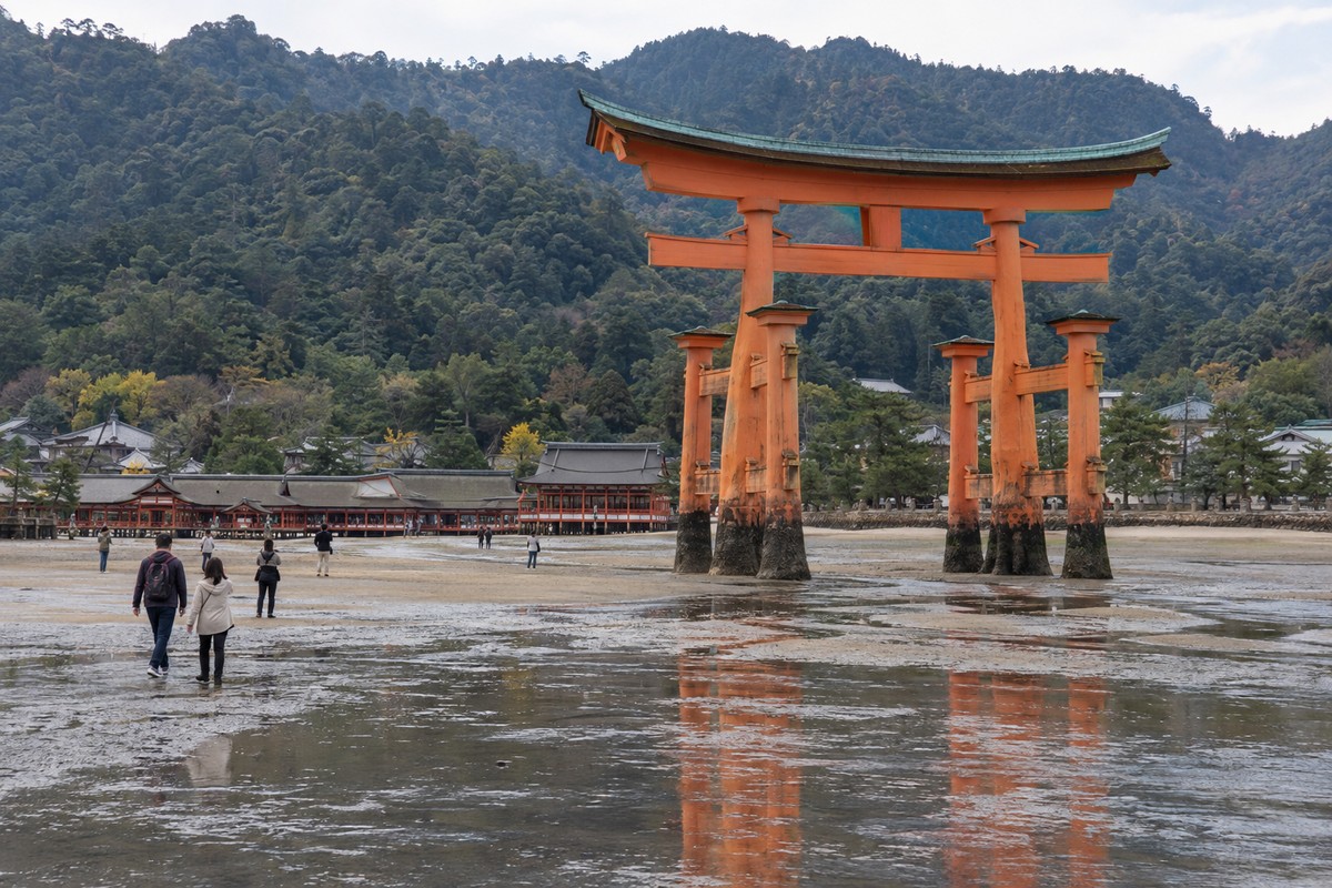 干潮時の干潟を歩いて厳島神社の大鳥居へ近づく様子のイメージ
