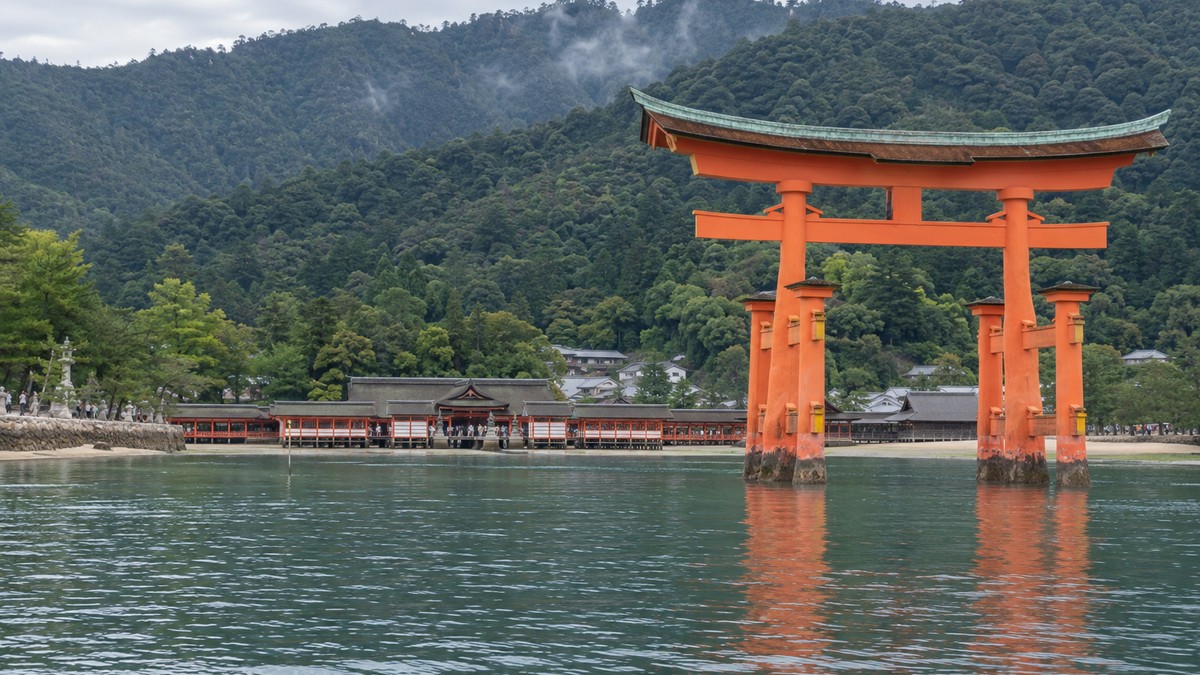満潮時の厳島神社と大鳥居のイメージ