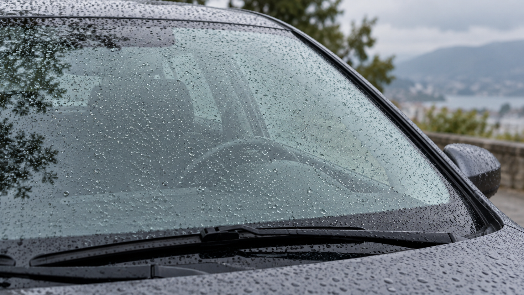 雨粒の付いた車のフロントガラスとワイパーのイメージ