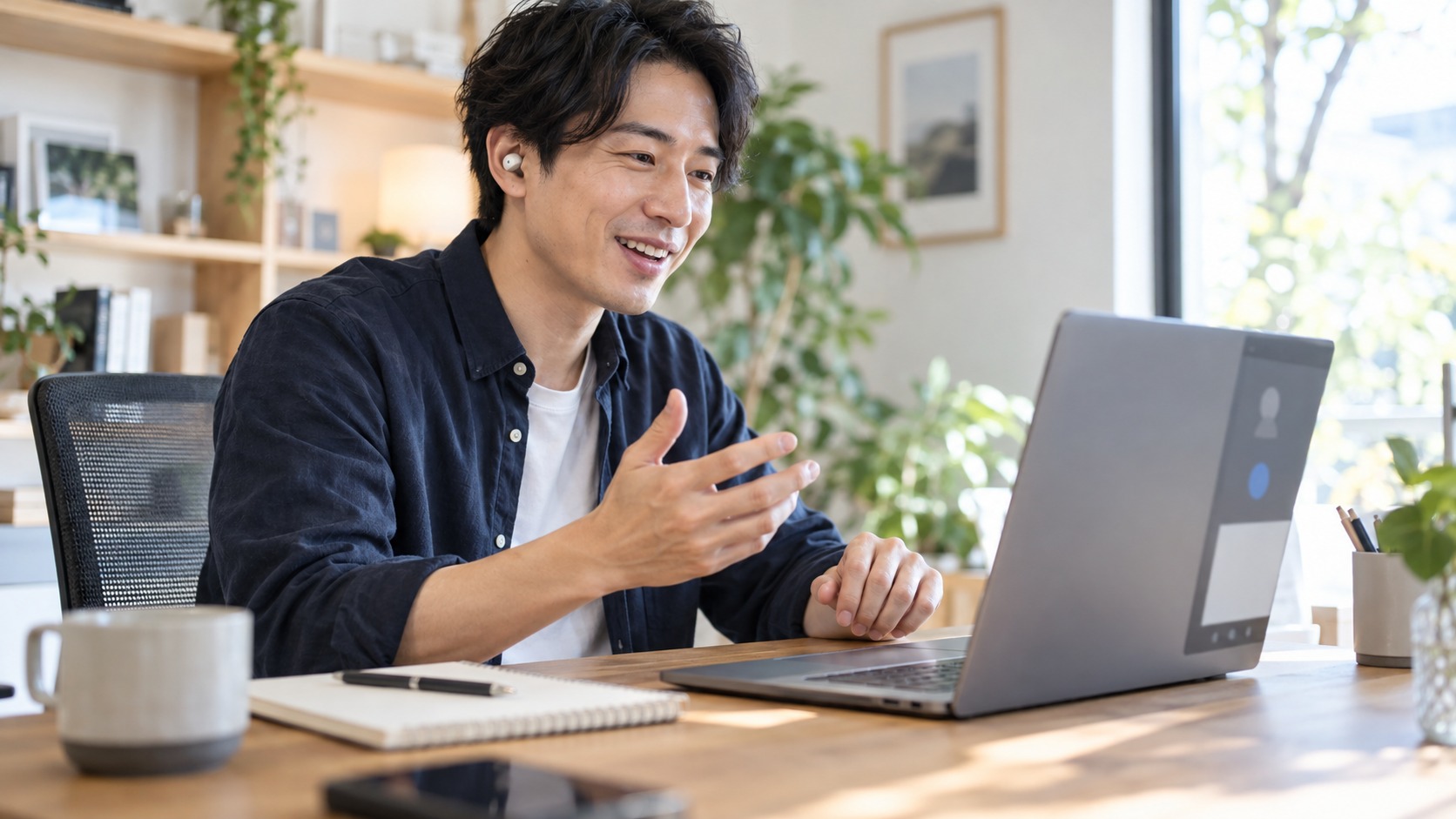 室内でイヤホンを使って会話する男性の実写風イメージ