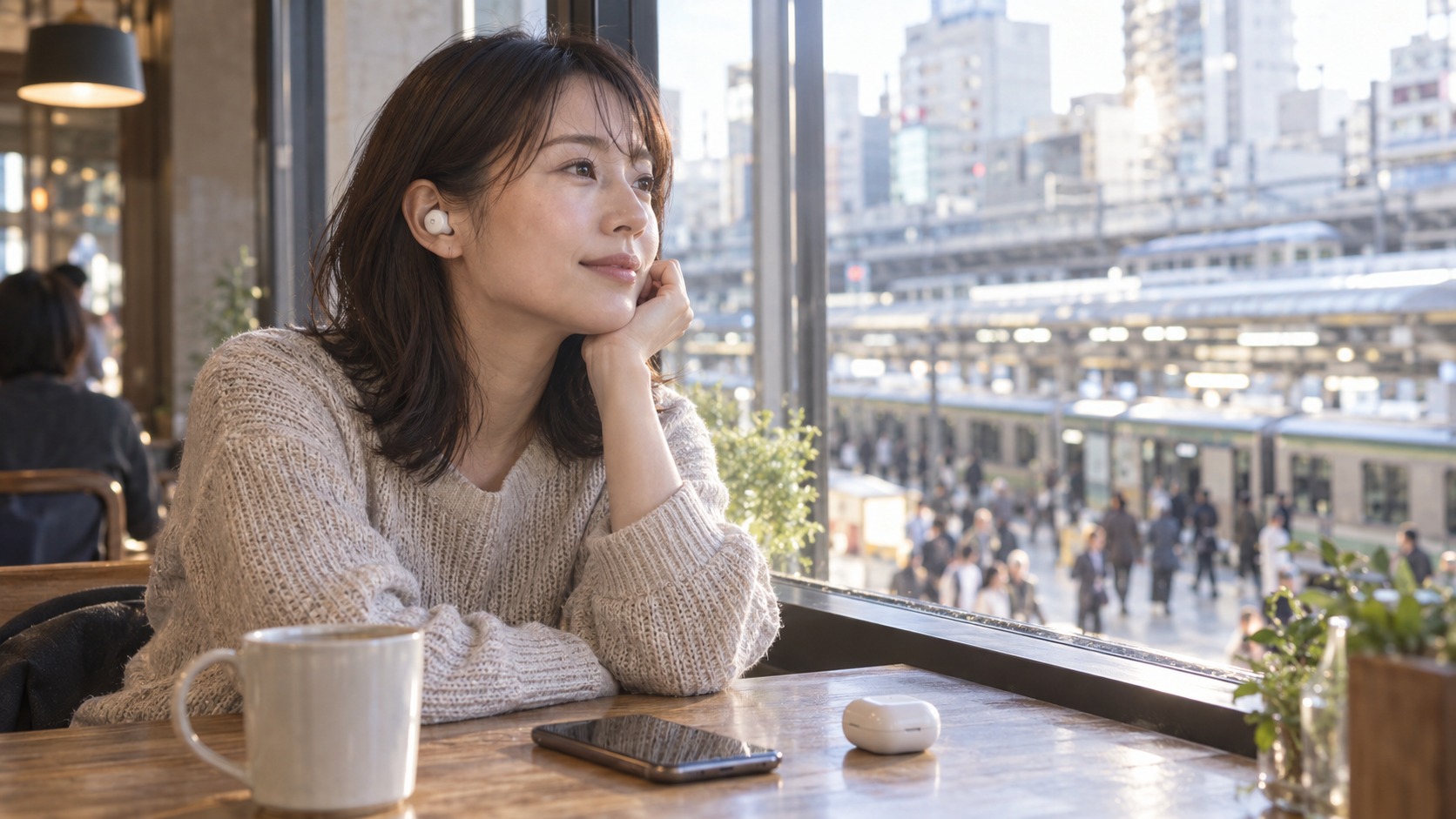 窓際でイヤホンを使う女性の実写風イメージ